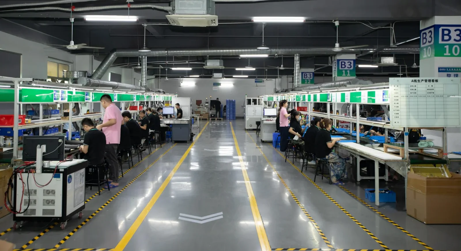 智博力东莞塘厦生产基地的锂电池组装车间,工人在流水线上作业